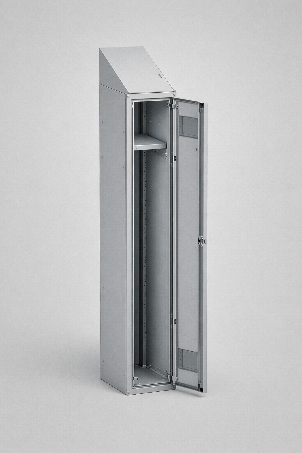 MSUV Spinde mit electrical equipment — A line of MSUV Spinde für changing rooms, staff areas, Schulen und shared facilities where the Aufbewahrung function has to be paired mit sockets or charging equipment inside the Schrank system.